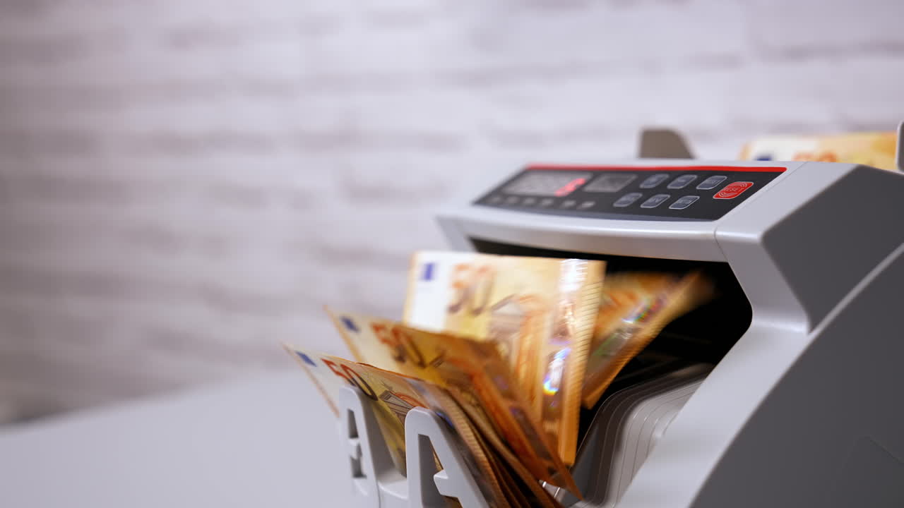 Sayma makinesindeki Avrupa parası. Finans kavramı. Banka finansal işlemleri için mekanizma.