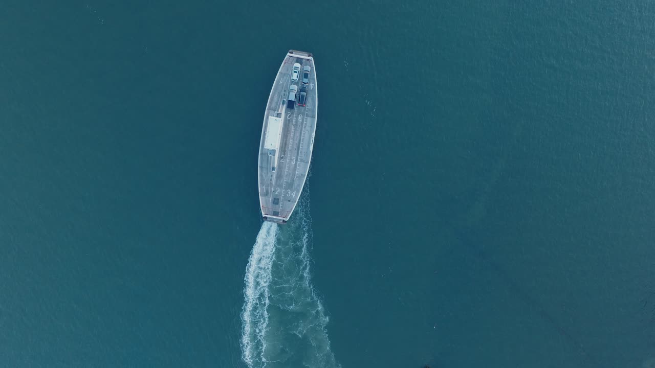 북 포크 섬 롱 아일랜드 뉴욕 해가 뜨기 전에 출발하는 페리의 위에서 내려오는 드론  ⁇