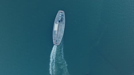 tomada aérea de un avión no tripulado del ferry que parte de la isla de refugio north fork long island nueva york antes del amanecer