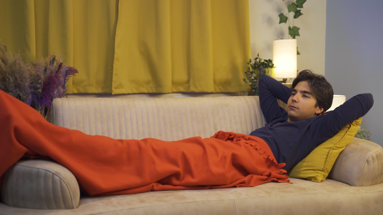 누워서 휴식을 취하는 사람은 긴장을 풀고 휴식을 취합니다.