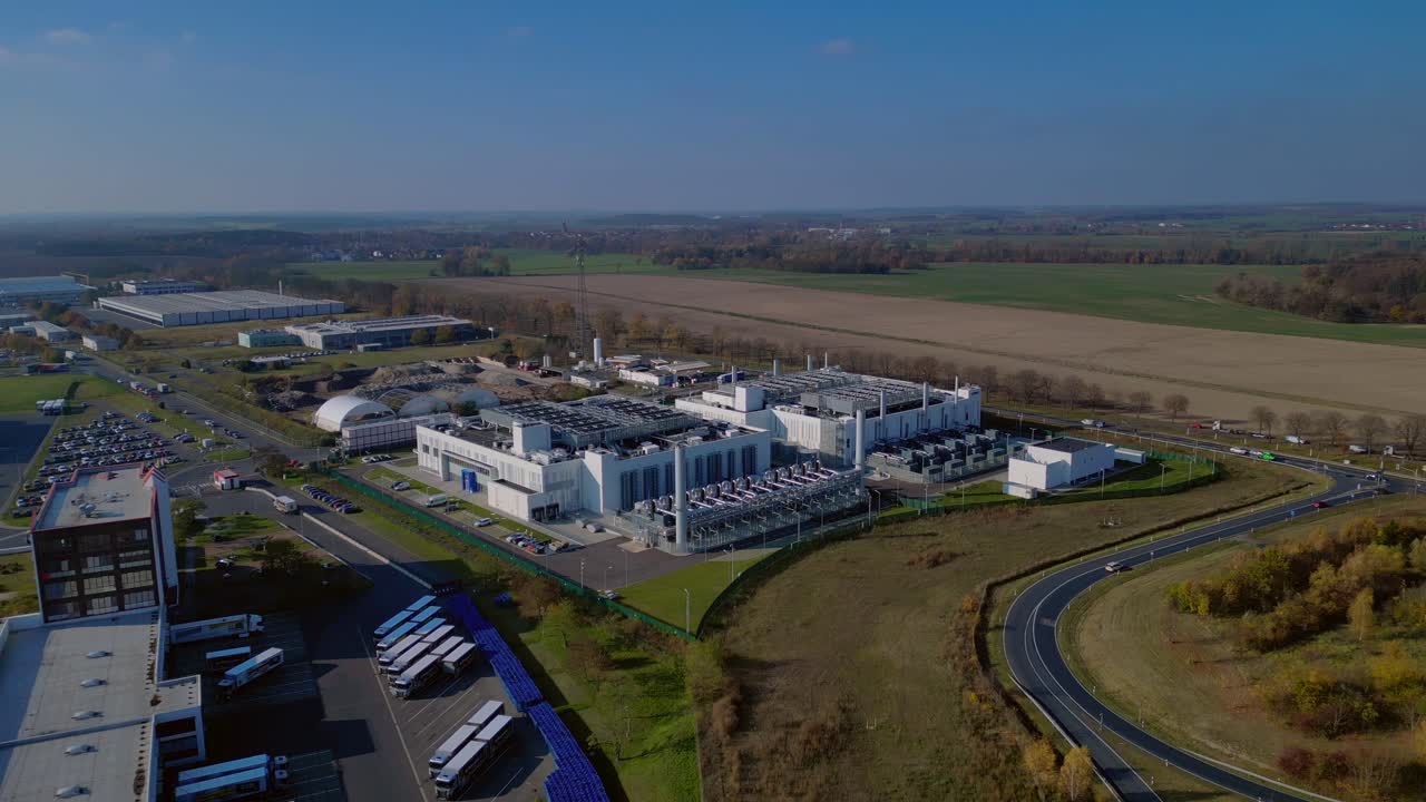 Topmoderne teknologi og futuristisk AI-infrastruktur i et stort datacenter i Tyskland, der behandler global information. Jævn panoramaoversigt med drone.