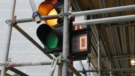 Closeup-Of-Green-Traffic-Light-Changing-To-Yellow