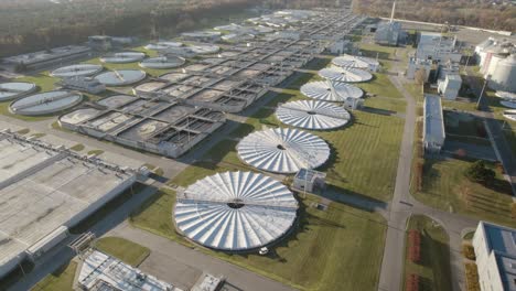 aproximación aérea a la enorme planta de tratamiento de aguas residuales