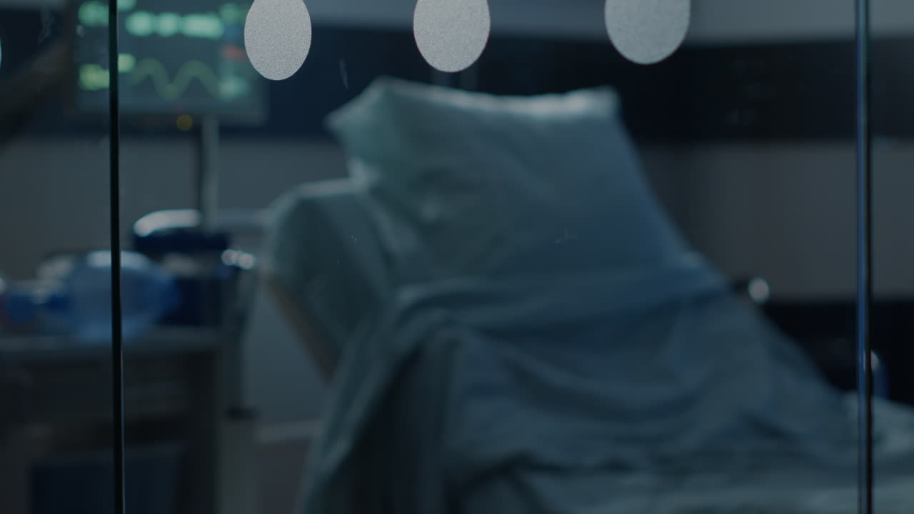 Nobody in emergency hospital ward at healthcare facility