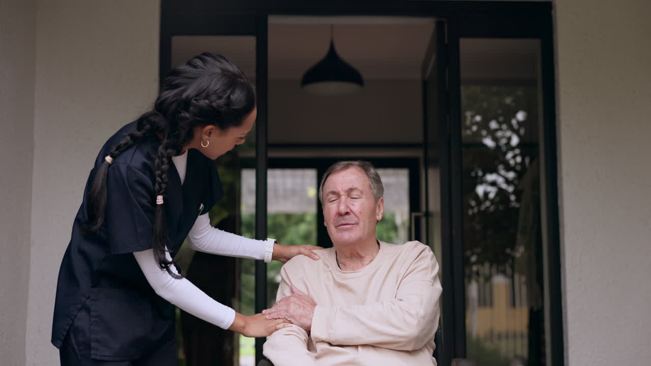 anciano en silla de ruedas, jardín