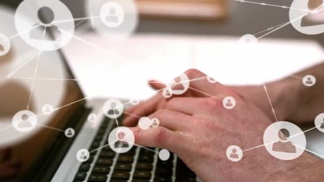 animación de iconos conectados sobre manos recortadas de un hombre caucásico escribiendo en el teclado de una computadora portátil