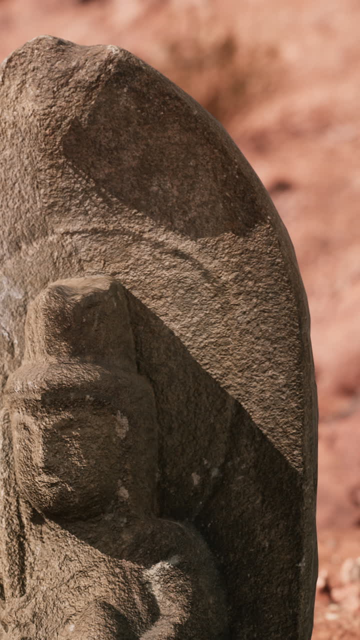 Primo piano di un'antica statua di pietra