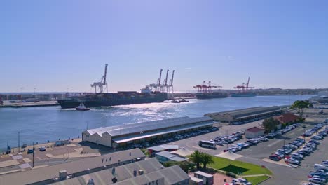 el puerto de fremantle con un barco de carga y grúas en un día soleado, perth, australia occidental - vista aérea