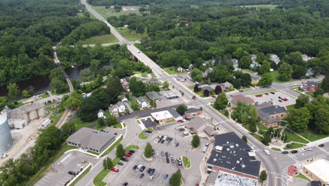 Fremont,-Michigan,-Drohnen-Luftaufnahmen-Der-Innenstadt-Von-Gebäuden,-Stadtbild