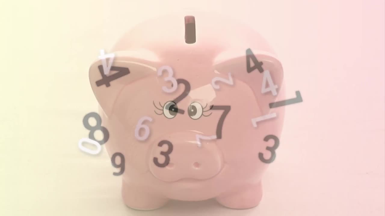 animación digital de múltiples números cambiantes contra una persona que pone monedas en la alcancía