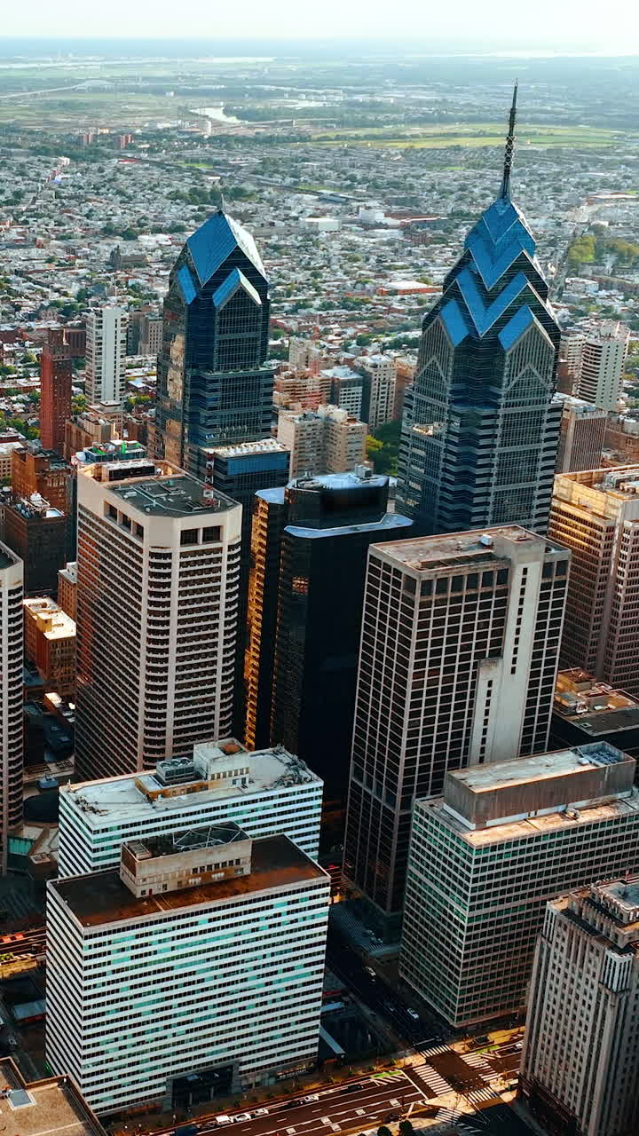 Gruppo di grattacieli che spiccano nell'architettura della città. Splendida vista di Filadelfia in una giornata di sole. Video verticale.