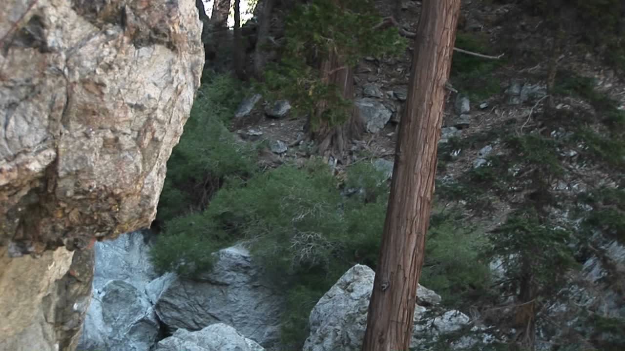 plano medio de un escalador que sube por un acantilado de granito puro
