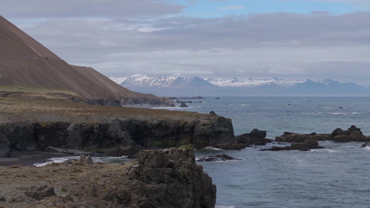 Olas del océano junto a la escarpada costa del sureste de Islandia, panorámica aérea