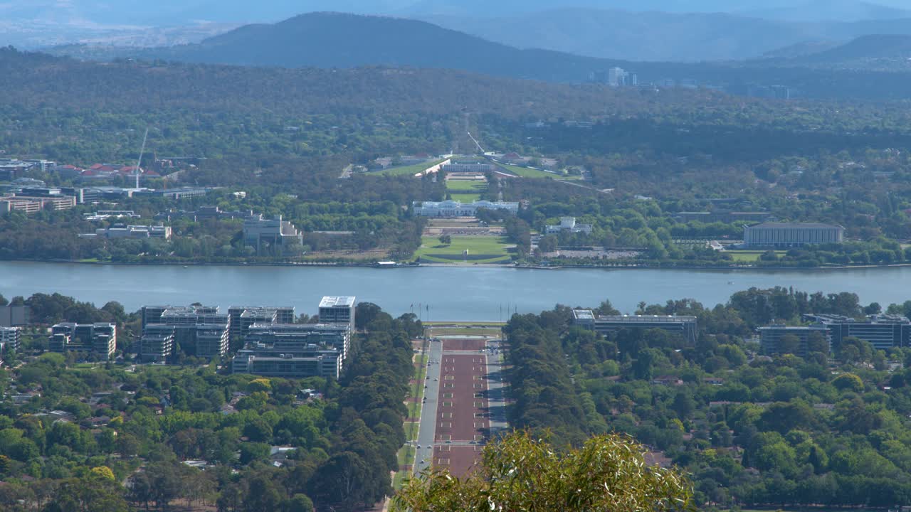Toma estática y amplia del diseño de la ciudad de Canberra, el lago Burley Griffin y el Parlamento a la luz del día
