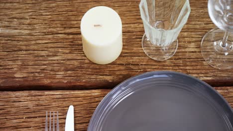 varios cubiertos en la mesa de madera 4k