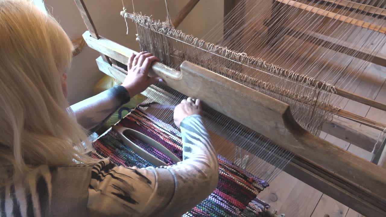 un telar con hilos en acción-4