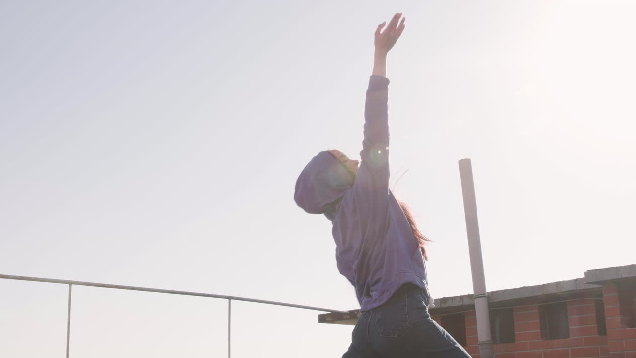 은 날 테라스에 있는 갈색 여자