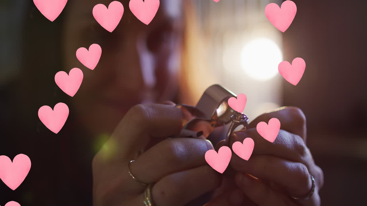 백인 여성이 반지를 검사하는 것에 대한 마음의 애니메이션