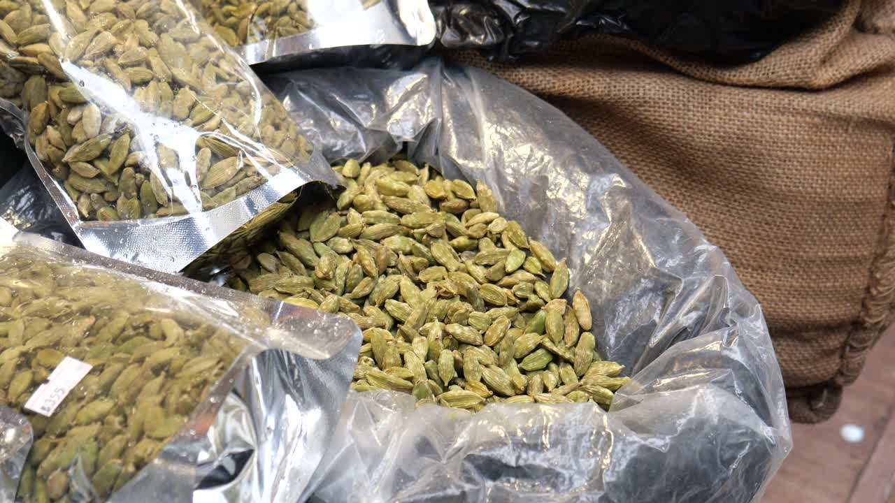 플라스틱 가방에 담긴 녹색 카다몬 향신료