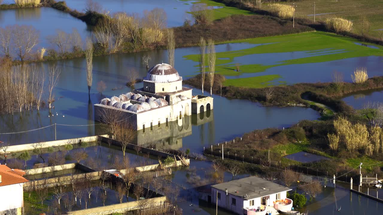 mezquita rodeada de agua después de que las fuertes lluvias inundaran la tierra en albania