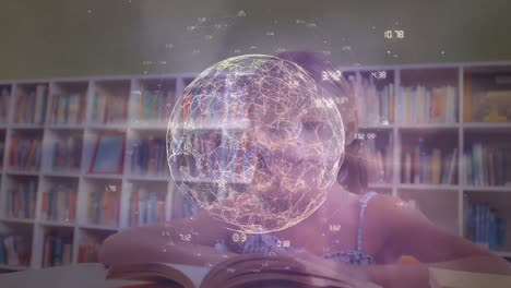 animación de un globo digital con números girando sobre una niña caucásica leyendo un libro en la biblioteca
