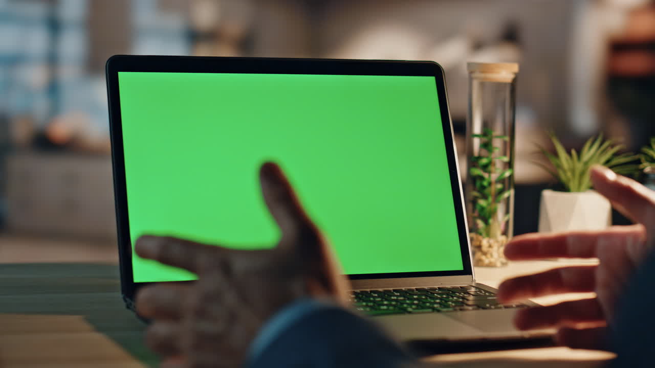 director manos videocalling chromakey computadora en la noche escritorio lugar de trabajo primer plano