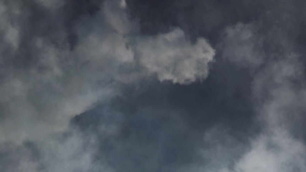 어두운 적란운 구름에서 뇌우가 발생하는 번개의 섬광, 관점