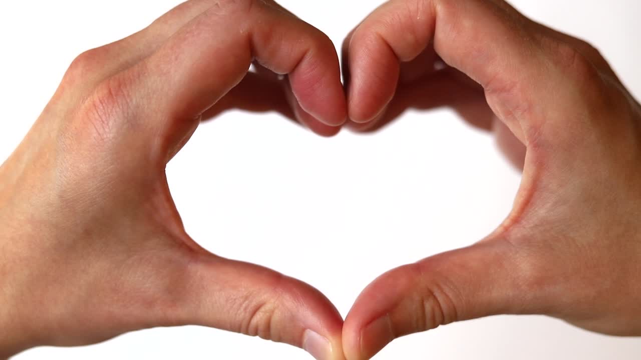 un par de manos unidas para hacer una forma de corazón
