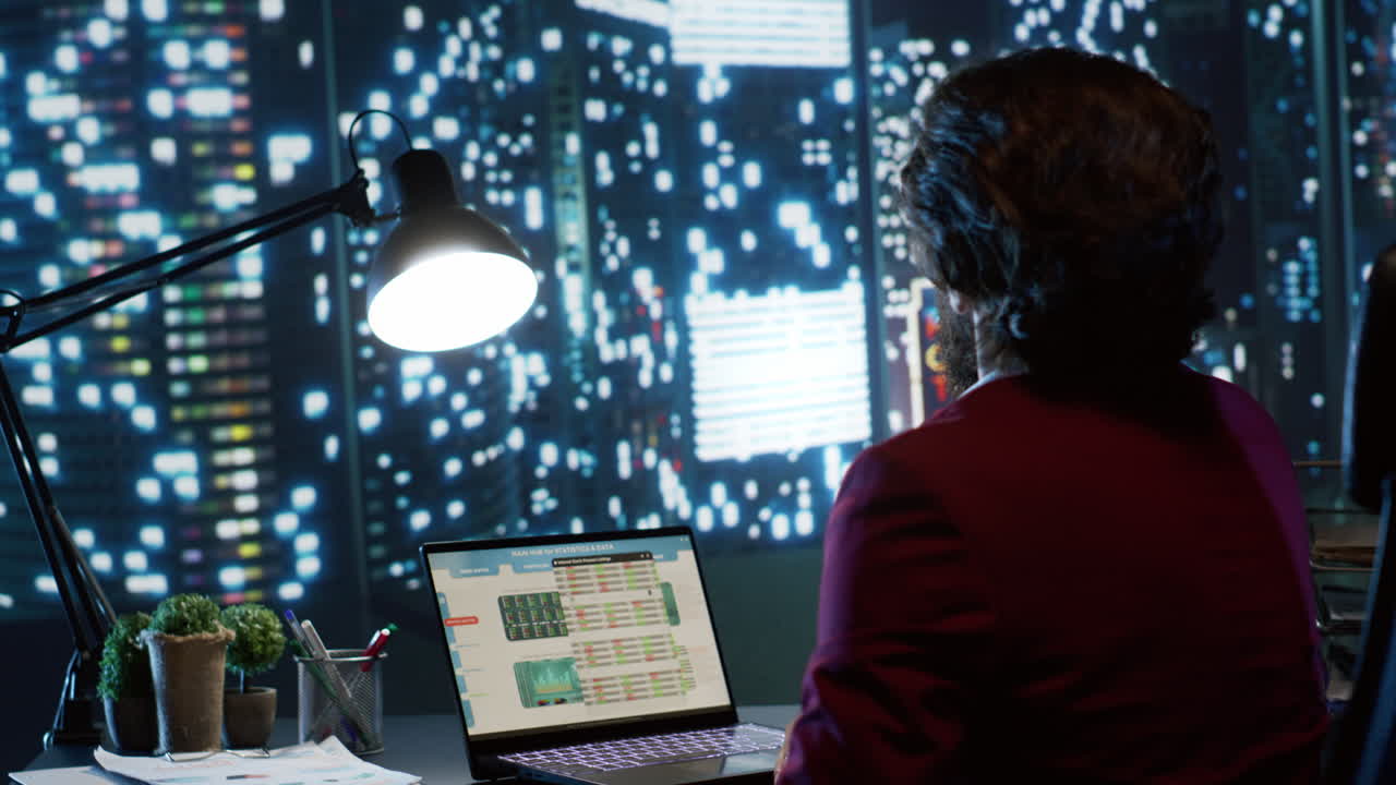 especialista económico trabaja en gestión financiera en el escritorio