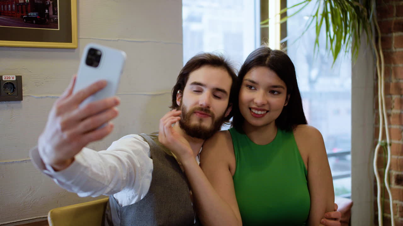 una pareja feliz en una cita romántica