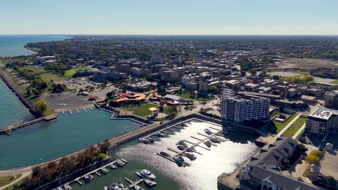 Plano aéreo desde arriba de Racine, Wisconsin