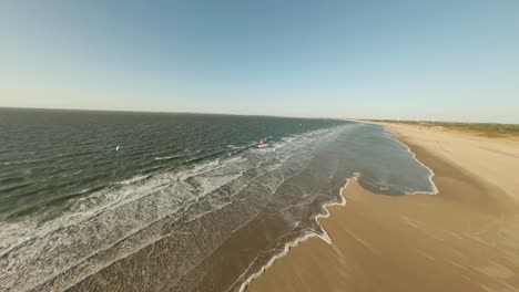 Increíble-Toma-De-Una-Vista-Impresionante-Del-Mar-Turquesa-Abierto-Salpicando-Una-Maravillosa-Playa-De-Arena