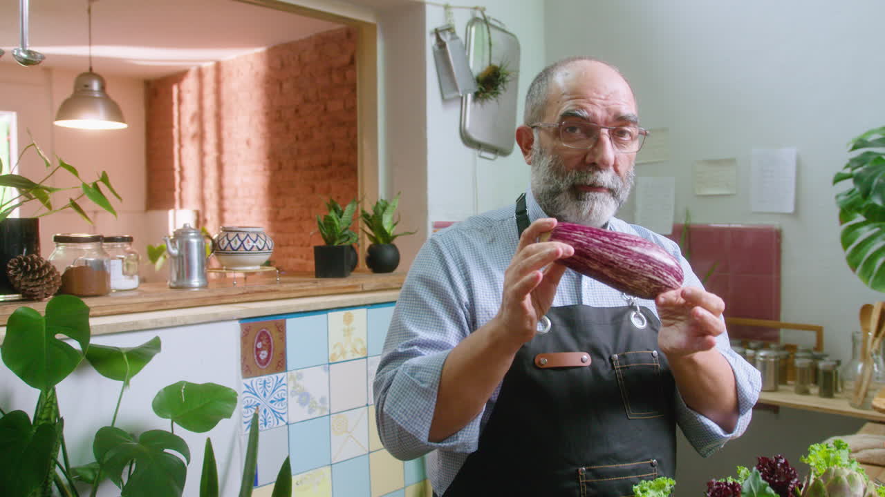 hombre preparando verduras en una cocina