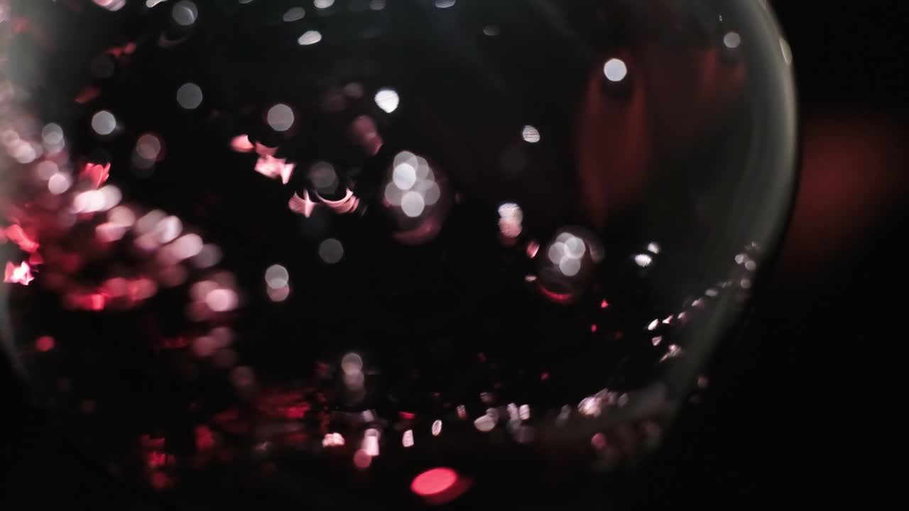 remolino de vino tinto que fluye en una copa de vino, tiro macro en cámara lenta