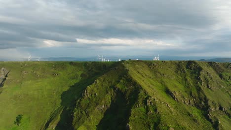 Capelada-Windkraftanlagen-Unter-Bewölktem-Himmel-In-La-Coruna,-Galizien,-Spanien