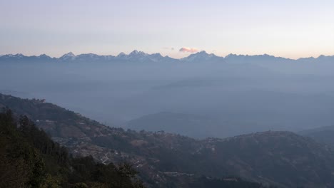 Un-Video-De-Lapso-De-Tiempo-Del-Sol-Saliendo-Sobre-Las-Montañas-Del-Himalaya-Con-Una-Neblina-En-El-Valle