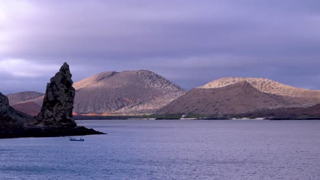 Roca-Pináculo-Un-Cono-De-Toba-Volcánica-Es-Un-Hito-En-Las-Islas-Galápagos-1