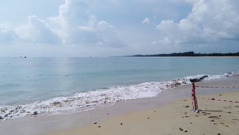 Vista-Panorámica-De-La-Playa-De-Arena-De-Mar-Blanco-En-El-Día-De-Verano-Con-Algunas-Olas-Y-Viento-Soplando-En-Phuket,-Tailandia---En-Cámara-Lenta-4k-Uhd-Video