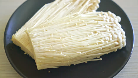 新鮮的 enoki 或金針