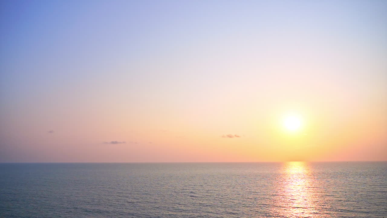 태국의 섬에서 본 붉은 색과 분홍색의 다채로운 해변 일몰에 끝없는 바다