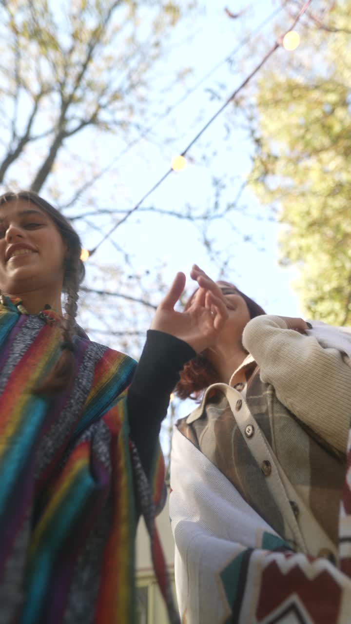 가을 에 야외 에서 대화 하는 두 여자