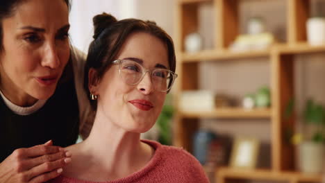 dos mujeres en conversación
