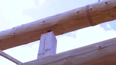 detalle de la construcción de la cabaña de madera