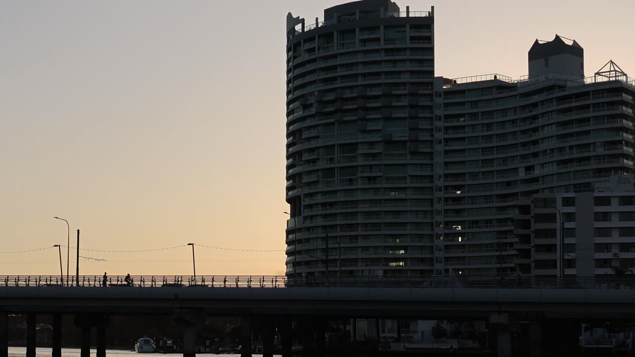 도시 건물과 교통 뒤에 있는 해가 지는 시간의 간격