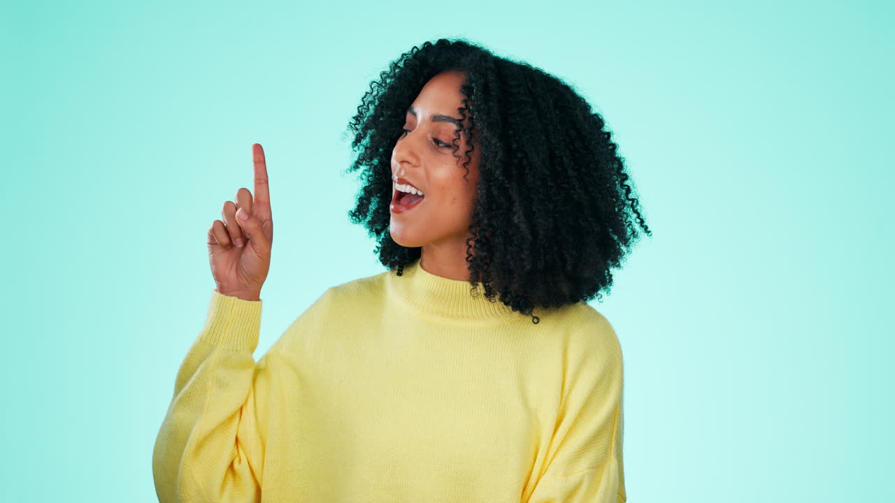 Mockup, donna nera felice che indica sul blu