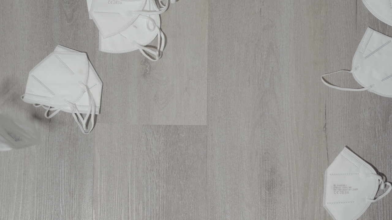 평평한 표면에 떨어지는 새로운 의료용 마스크