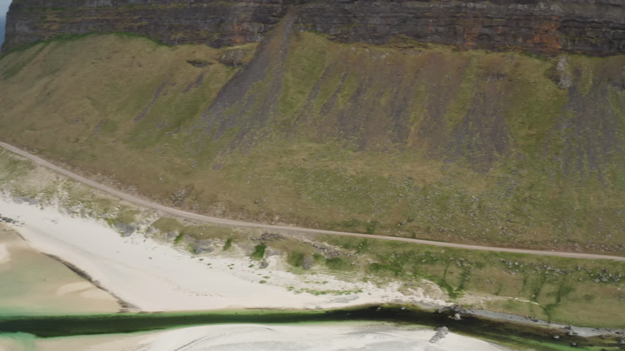 голубое и скалистое побережье исландии с дорогой, панорамная съемка с беспилотника