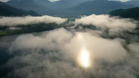 Luftaufnahmen-Schöne-Natur-Norwegen-über-Den-Wolken.