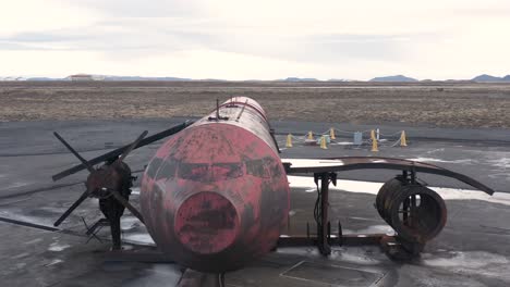 réplica de avión estacionado en asfalto en islandia para entrenador de incendios de aeronaves