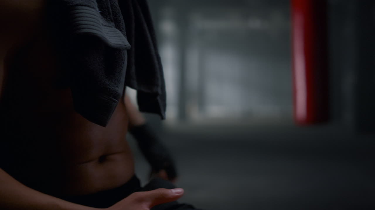 훈련 을 위해 권투 테이프 를 사용하는  ⁇ 박서